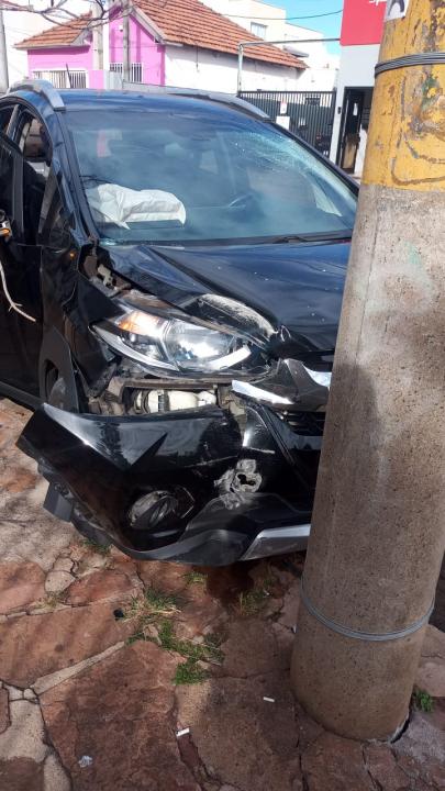 Foto 2 de 4 — Susto: Acidente no Centro de Araraquara deixa motorista e criança feridos